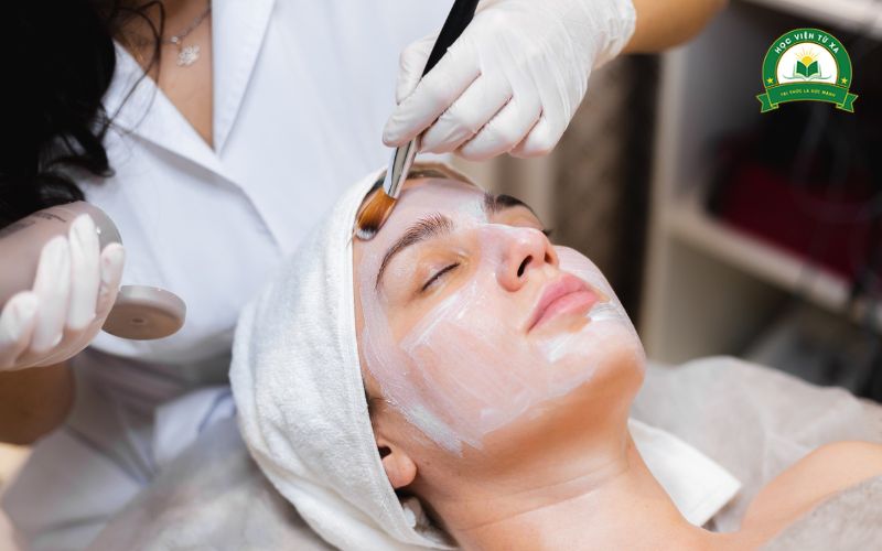 Học Cao đẳng Chăm sóc sắc đẹp có cần thi không?