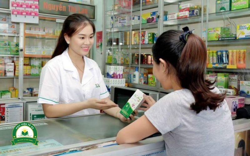 Người đi làm có nên học Trung cấp Dược sĩ không?