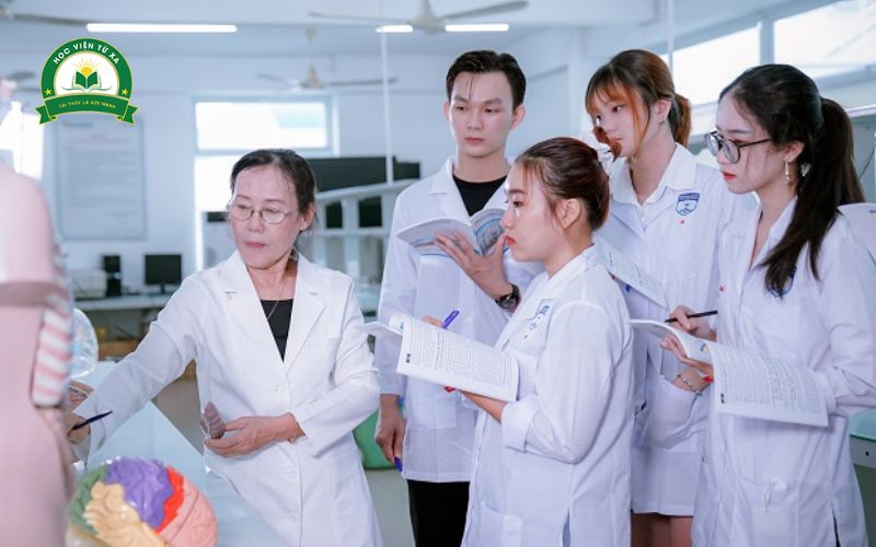 Tại sao nên chọn học Cao đẳng Y Dược thay vì Đại học?