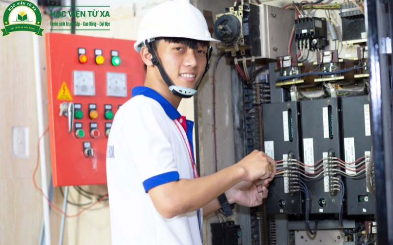 Lý do nên chọn Trung cấp Điện công nghiệp Vừa học Vừa làm tại Trường Cao đẳng Y Dược Từ xa
