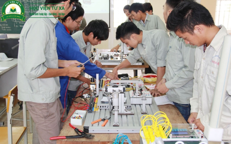 Trung cấp Điện công nghiệp Vừa học Vừa làm là gì? Nhu cầu nhân lực, cơ hội việc làm ra sao?