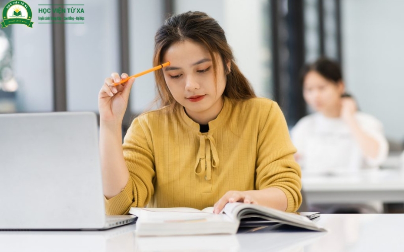 Trung cấp tiếng Anh Vừa học vừa làm là gì?