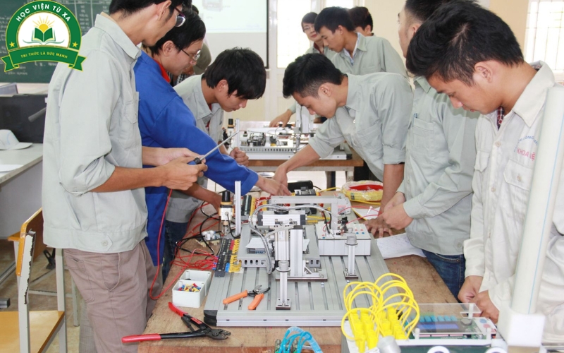 Học Trung cấp Điện tử công nghiệp ra trường làm nghề gì?