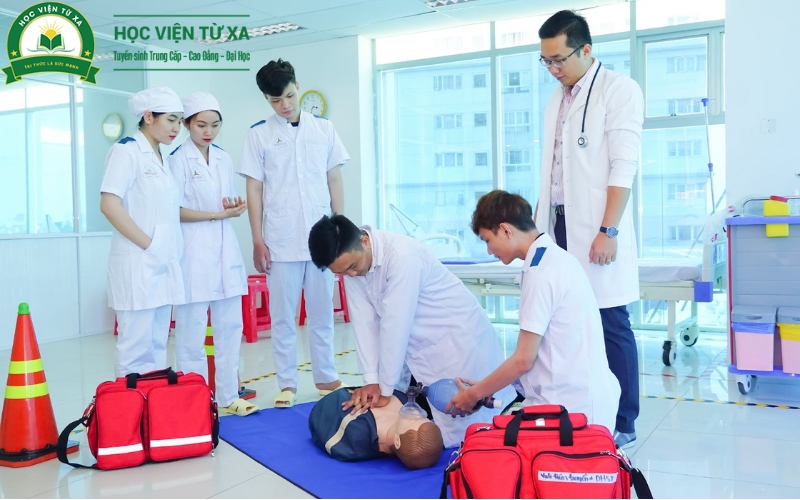 Có nên học Trung cấp Dược không?