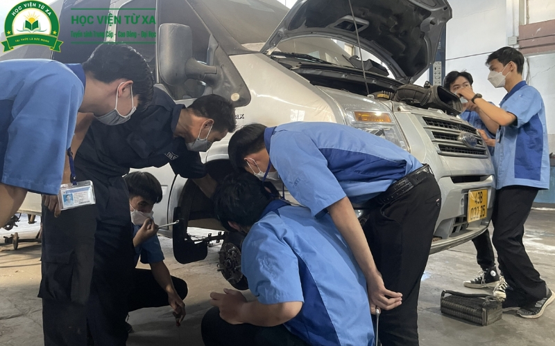 Học Trung cấp Công nghệ Ô tô ra làm những việc gì?