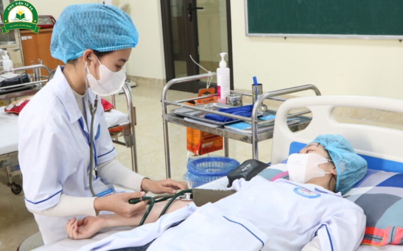 Cần làm gì để tăng cơ hội phát triển cho Trung cấp Y sĩ đa khoa Cấp tốc