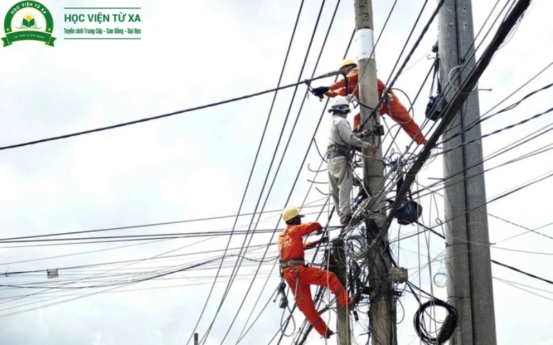 Giá trị bằng Trung cấp Điện công nghiệp Dân dụng Cấp tốc sau khi ra trường