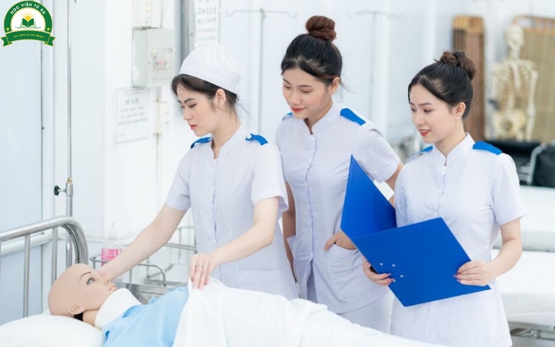 Tại sao Trung cấp Y sĩ đa khoa Cấp tốc được nhiều người lựa chọn