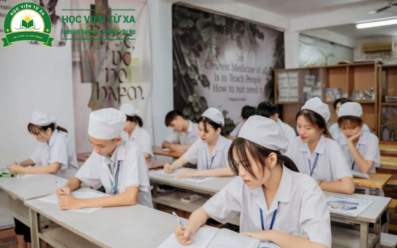 Tại sao nhiều người lựa chọn học Trung cấp Y sĩ đa khoa Online?