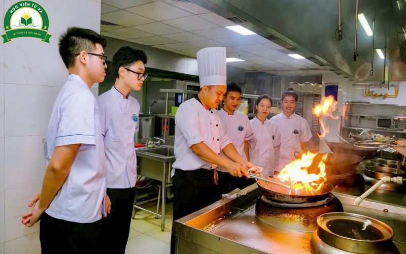 Có nên học Trung cấp Kỹ thuật chế biến món ăn online không?