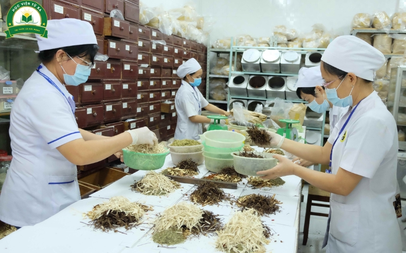 Học phí Trung cấp ngành Y học cổ truyền có đắt hơn các ngành khác không?