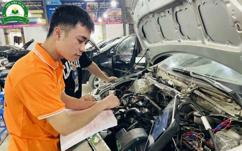 So sánh Học Trung cấp Từ xa ngành Công nghệ ô tô và Trung cấp Chính quy