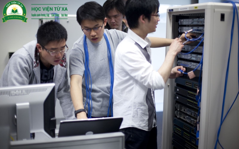 Mức lương của Trung cấp ngành Công nghệ thông tin online có cao không?