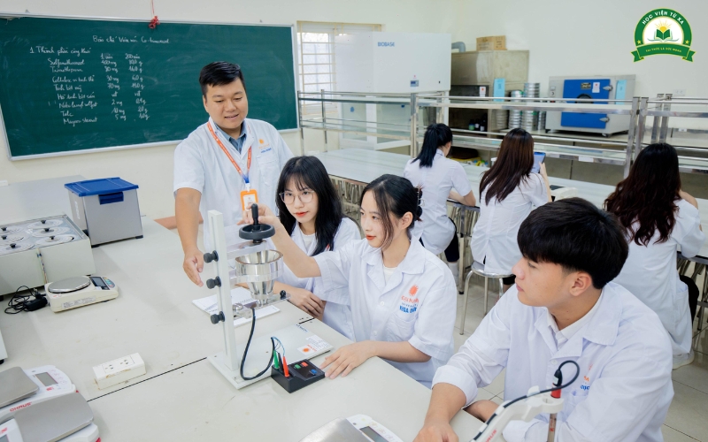 Cần đáp ứng những điều kiện gì để đứng tên mở nhà thuốc?