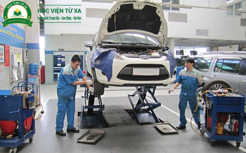 Đối tượng nào phù hợp học Văn bằng 2 ngành Công nghệ ô tô?