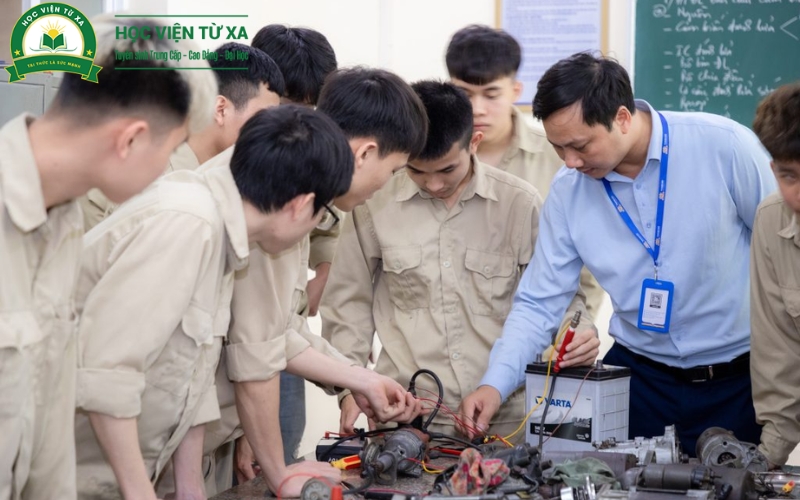 So sánh học Văn bằng 2 Công nghệ ô tô và học nghề sửa chữa ô tô ngắn hạn