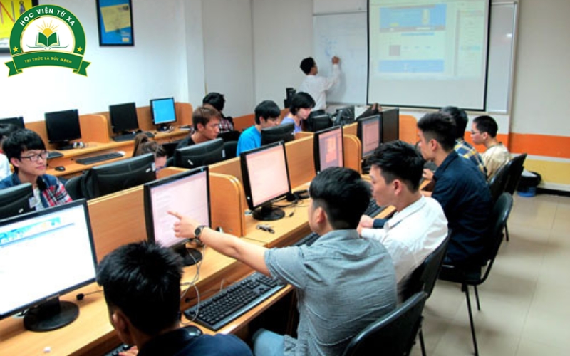 Ai phù hợp để học trực tuyến Trung cấp Công nghệ thông tin?