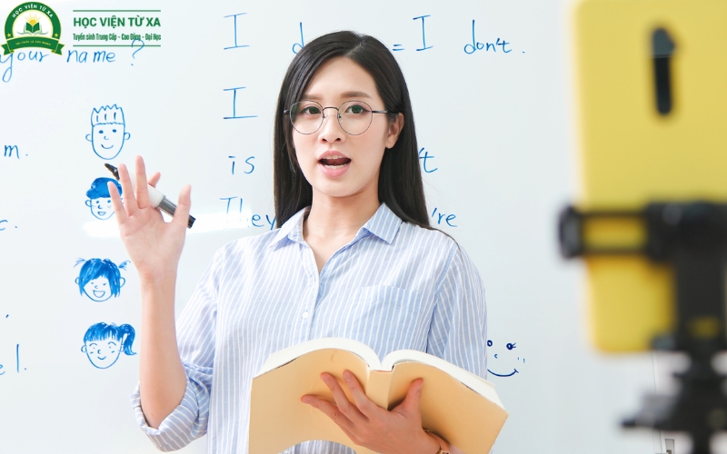 Học trực tuyến Trung cấp tiếng Anh có phù hợp với người bận rộn không?