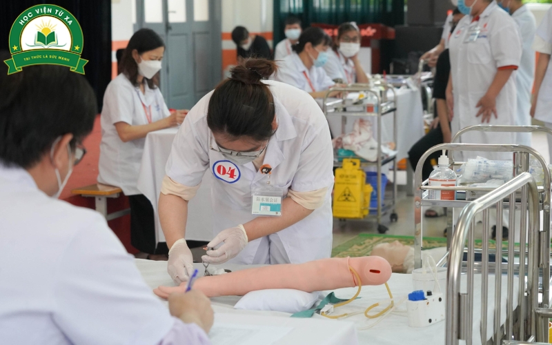 Những yếu tố ảnh hưởng đến mức lương khi học từ xa Trung cấp Điều dưỡng