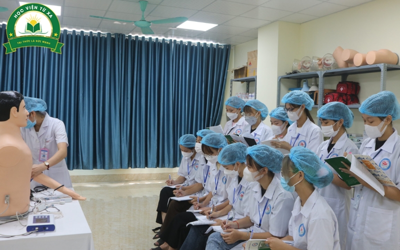 Học từ xa Trung cấp Y sĩ đa khoa có dễ xin việc không?