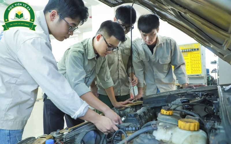 Sau khi tốt nghiệp học từ xa Trung cấp Công nghệ ô tô có thể làm gì?