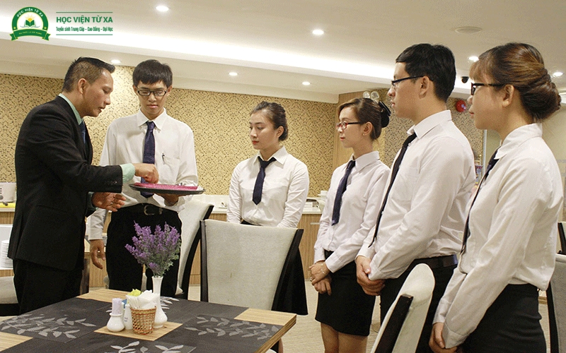 Thời gian và học phí học từ xa ngành Quản trị khách sạn