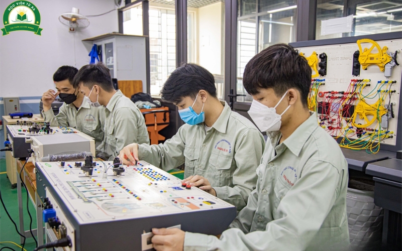 Học Trung cấp Công nghệ ô tô học cuối tuần trong bao lâu?