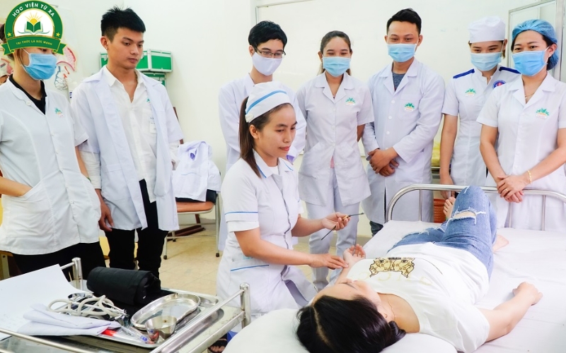 Mức thu nhập sau khi tốt nghiệp Trung cấp Y sĩ đa khoa học cuối tuần