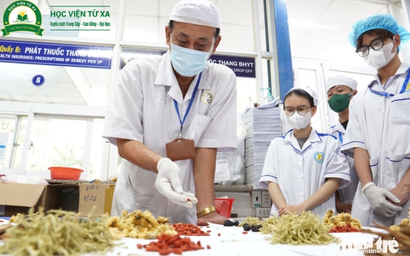Vì sao nhiều người đi làm lựa chọn học Trung cấp Y học cổ truyền học cuối tuần?