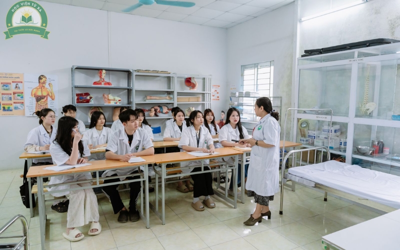 Người đi làm có nên học ngành Y sĩ đa khoa học từ xa?