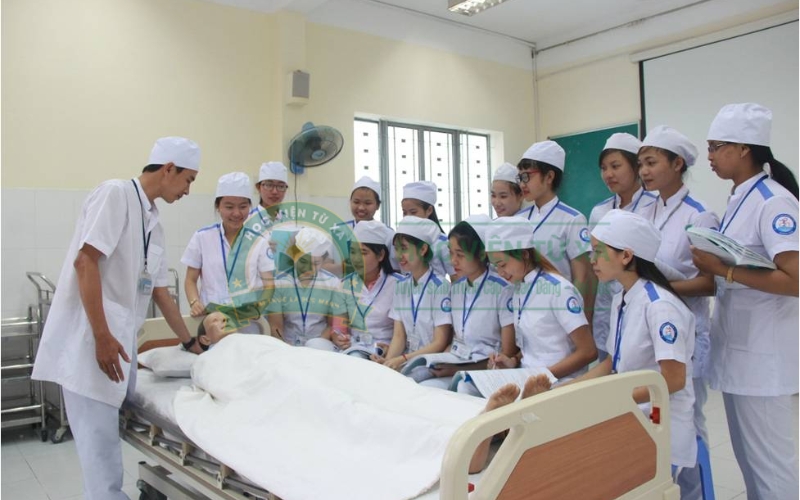 Học ngành Điều dưỡng học từ xa có cần thực hành không?