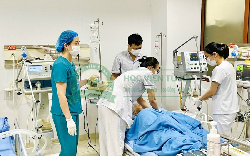 Người đi làm có nên học ngành Điều dưỡng học từ xa?