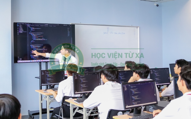 Người đang đi làm có thể học Trung cấp CNTT không?
