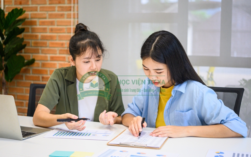 Bận đi làm có thể học lấy bằng Cao đẳng Kế toán online không?