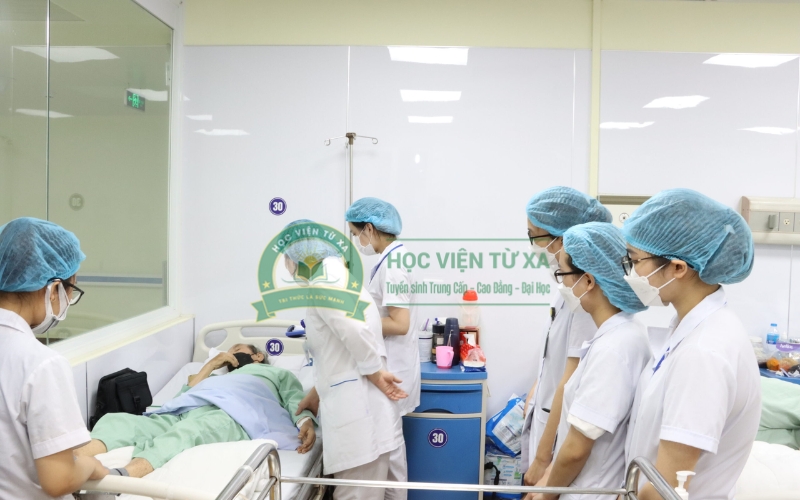 Học Y sĩ đa khoa vừa học vừa làm là gì? Có phù hợp với người bận rộn không?